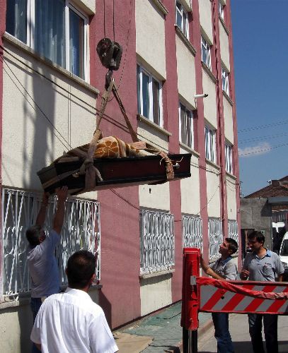 180 kiloluk vatandaşın cesedi evinden vinçle indirildi