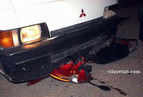 Motosiklet minibüsün altında kaldı
