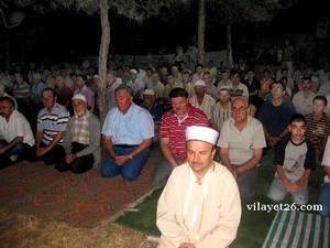 Tavşanlı Mülayim Camii'nde teravih namazını bahçede kılmaya başladılar.