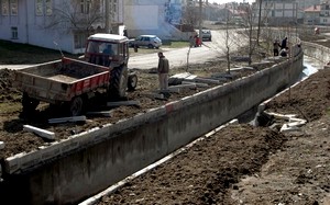 Kanlı Dere kenarına perde duvar çekiyor.