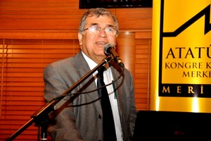Keneden korunmak için uzun kollu açık renk giysiler giyin