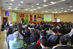 Liseli gençler, gençlerin sorunları ve çözüm yollarını konuştu.