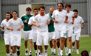 Bursaspor hazırlıklarını sürdürdü, idmana yabancılar da katıldı