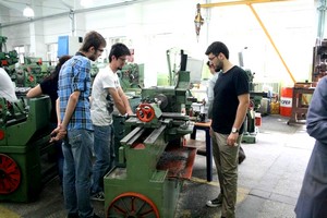 Makine mühendisleri meslek lisesinde pratik yapıyor