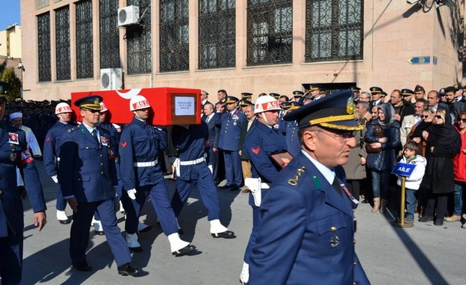 Eşini son yolculuğuna asker selamıyla uğurladı