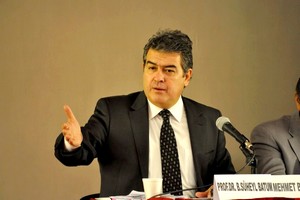 CHP'li Süheyl Batum: Anayasayı biz yapmalıyız.