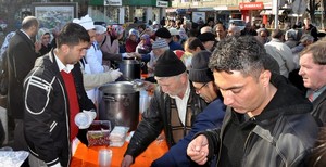 Kütahya Belediyesi aşure dağıttı