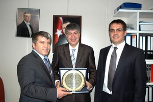 Türkiye Güreş Federasyonu Başkanı Çeker’den, Türel’e teşekkür plaketi