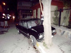 Ağaca çarpan otomobil alev aldı