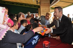SP'liler, Manavgat'ta depremzede çocuklara oyuncak dağıttı