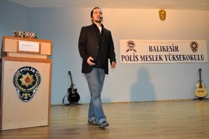 Doğukan Manço, polis adaylarına babasını anlattı