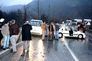 Akyazı'daki iki ayrı kazada 3 kişi yaralandı
