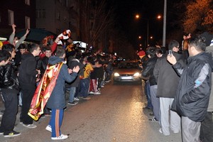 Galatasaray’ın galibiyeti, taraftarı sokağa döktü.