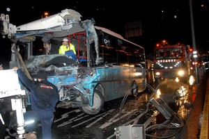 Halk otobüsü metrobüse çarptı: 1'i ağır 6 yaralı