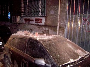 Tarihi binanın çatısı otomobillerin üzerine çöktü