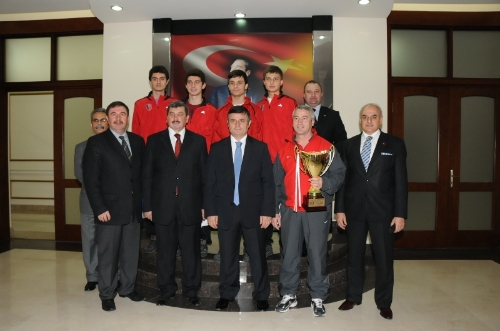 Susurlukspor takımı, Balıkesir Valisi Yılmaz Arslan'ı makamında ziyaret etti.