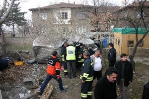 Buzlu yolda kayan araç, bahçe duvarından içeri girdi: 3 yaralı