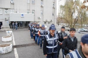 Polis, Mamak Anayurt Mahallesi’e şafak baskını düzenledi.