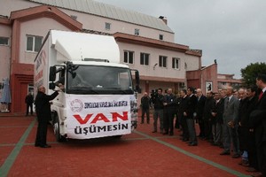 Üniversiteliler 'Van Üşümesin' dedi, bir TIR dolusu yardım topladı