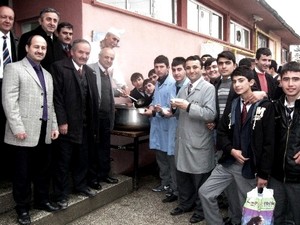 Turhal EML, bin 300 kişiye aşure ikram etti