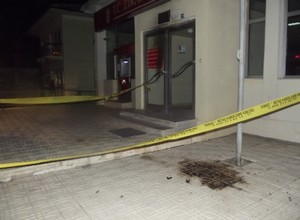 Kredi borcunu ödeyemediği için bankaya molotof atmış