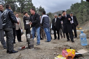 Balıkesir Valisi Arslan, üzerine düşen kayadan son anda kurtuldu