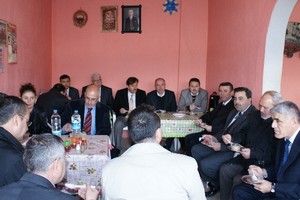 Kırkağaç'taki din görevlileri aşure dağıttı