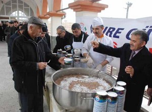 Melikgazi 6 bin kişiye aşure ikram etti