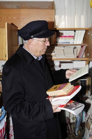 Emekli müfettiş 20 bin kitabını belediyeye bağışladı