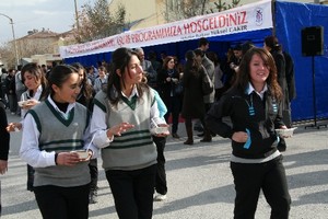 Belediye öğrencilere aşure ikram etti