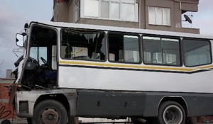 Minibüs kamyonla çarpıştı: 9 yaralı
