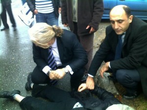 Kamyonun çarptığı yaralıya, kaza yerinden geçen doktorlar müdahale etti