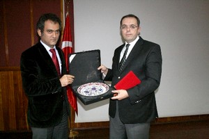 Doç. Dr. Afyoncu: Kanuni'nin şarap içiyormuş gibi gösterilmesi yanlış olur.