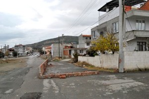 Yolu trafiğe kapattı, şimdi de çim ekmeye hazırlanıyor