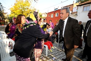 Başkan Kocaoğlu'nun eşine 'kırmızı yazma' yolladılar.