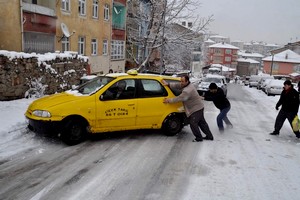 Yozgat’ta etkili olan kar yağışı sürücülere zor anlar yaşattı