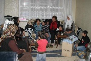 Vali Çolak'ın eşinden depremzede ailelere ziyaret