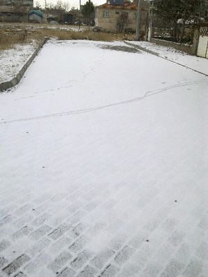 Şuhut'ta yılın ilk karı yağdı.