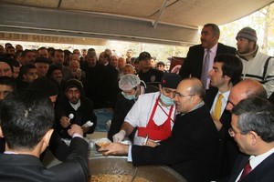 Bakan şimşek Mardin’de aşure dağıttı