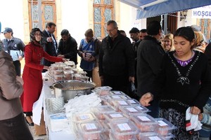 Fevziye Camii’nde 2 bin kişilik aşure dağıtıldı