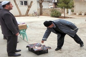Midyat'ta cuma namazından sonra Vanlı depremzedeler için yardım toplandı