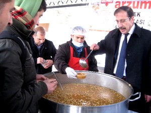 Palandöken Belediyesi vatandaşlara aşure dağıttı.