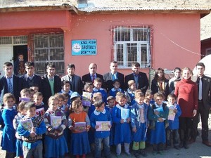 Köy okulunu yalnız bırakmadılar