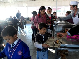 Cami cemaatinden, depremzedelere aşure ikramı