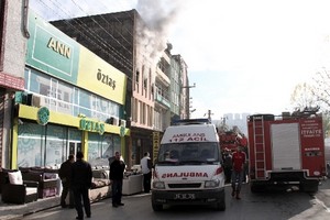 Koltuk imalathanesinde çıkan yangında iki kişi yaralandı