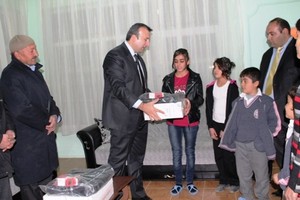 Vali Özkan’dan depremzede öğrencilere dizüstü bilgisayar
