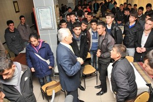 Depremzede öğrenciler yeni okullarına yerleştiriliyor.