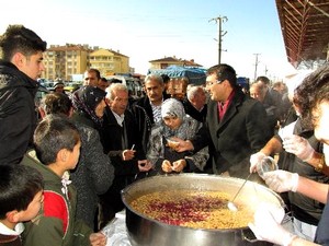 Şereflikoçhisar Belediye Başkanı Altuğ, vatandaşlara aşure dağıttı