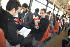 Kitap okunmamasını eleştirip, tramvayda eylem yaptılar