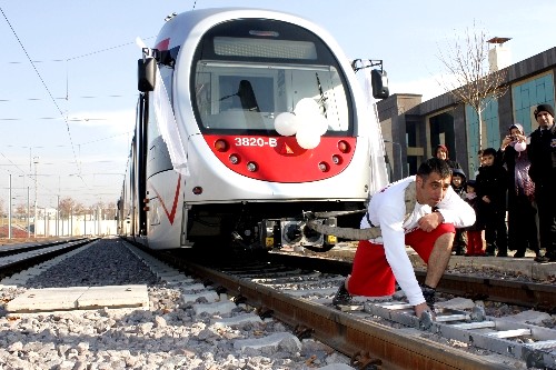 Kendi ağırlığının 107 katı tramvay vagonlarını gücüyle çekmeyi başardı.
